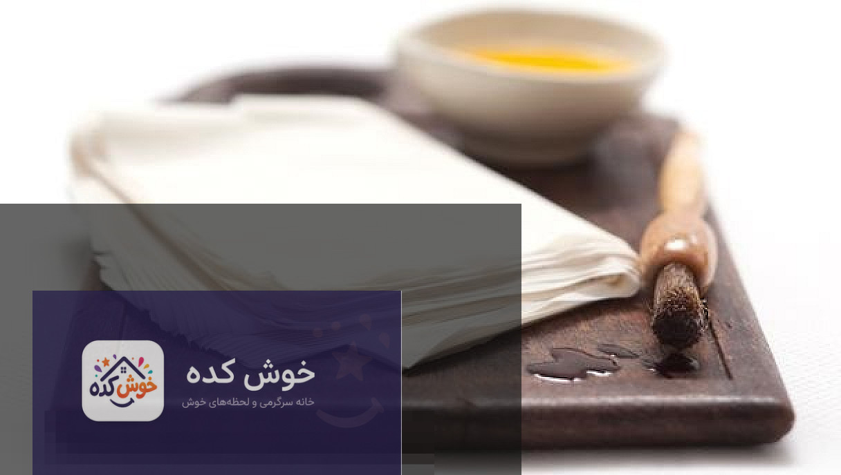 خمیر یوفکا (فیلو) خانگی نازک و آماده برای پخت، روی سطح چوبی