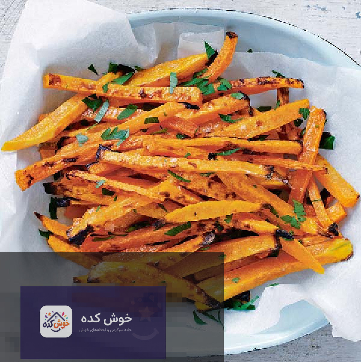 چیپس کدو حلوایی سالم و خوشمزه چیپس کدو حلوایی ترد و خوشرنگ در یک کاسه شیشهای، با کدو حلوایی تازه و چوب دارچین در پسزمینه