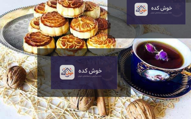 کلوچه خرمایی خانگی با سه آرد، بافتی نرم و طلایی، تزئین شده با کنجد روی سینی چوبی