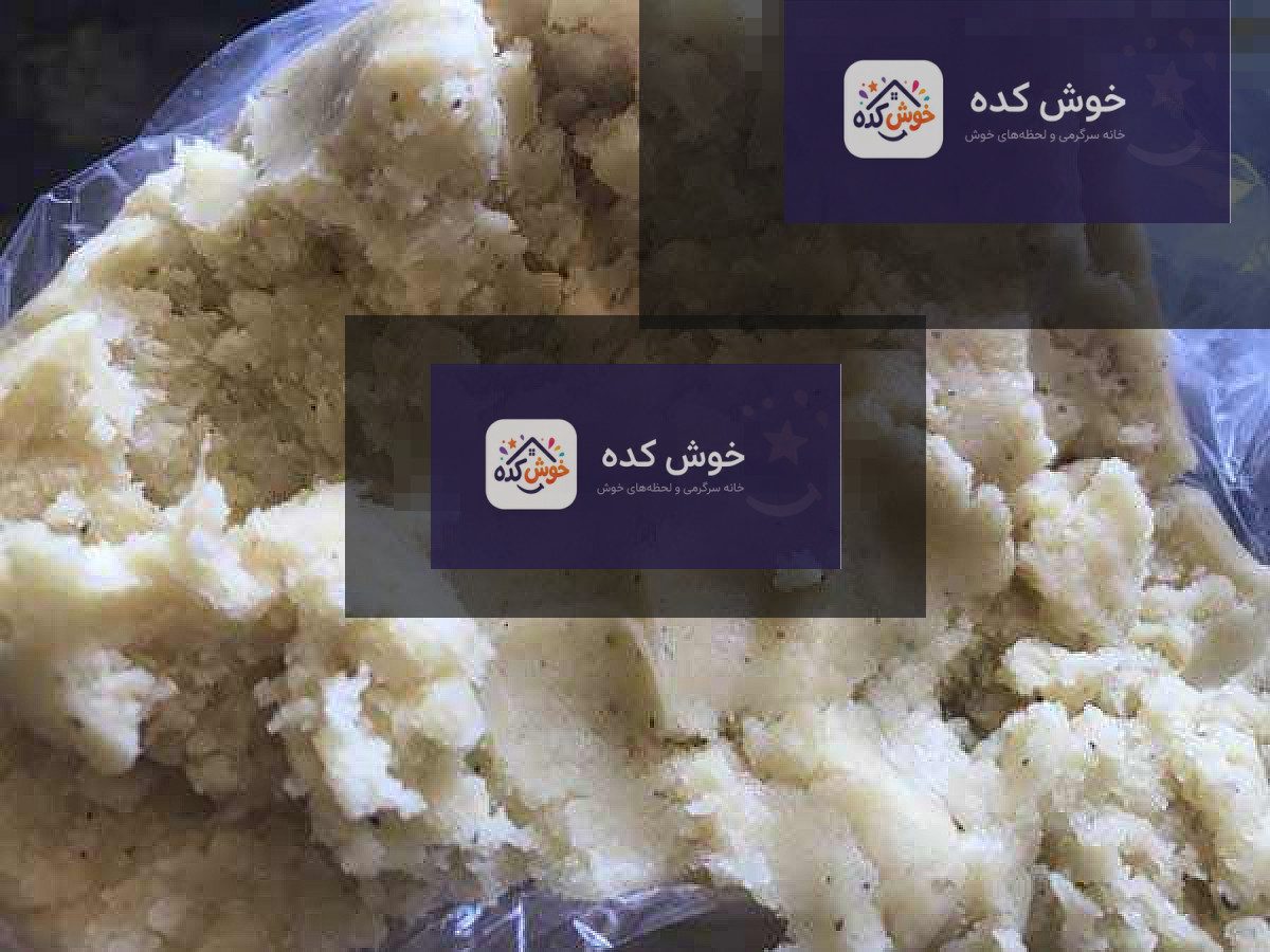 چندین کلوچه خرمایی خانگی با سه آرد، چیده شده روی سینی، آماده سرو