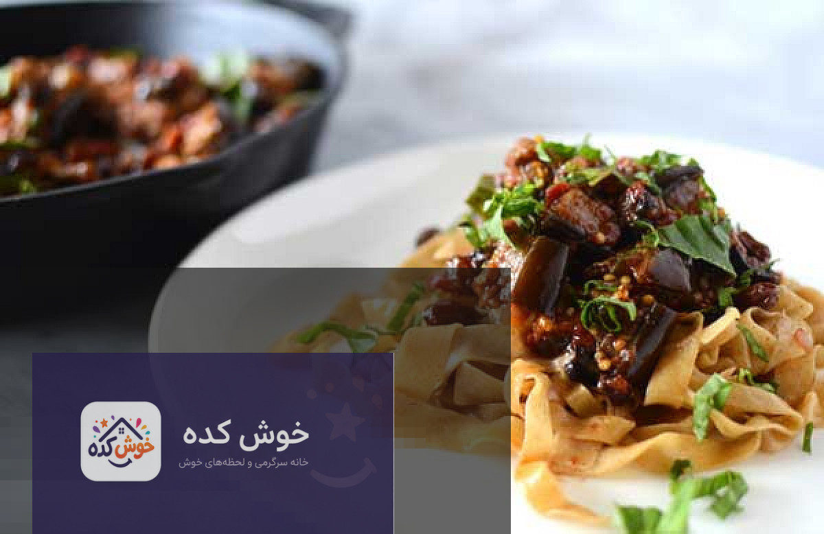 مواد اولیه سس کاپوناتا شامل بادمجان خرد شده، گوجه فرنگی، پیاز، کرفس و زیتون روی تخته برش