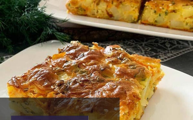 کیک سیب زمینی و سبزیجات طلایی و برشته شده در سینی فر، آماده سرو