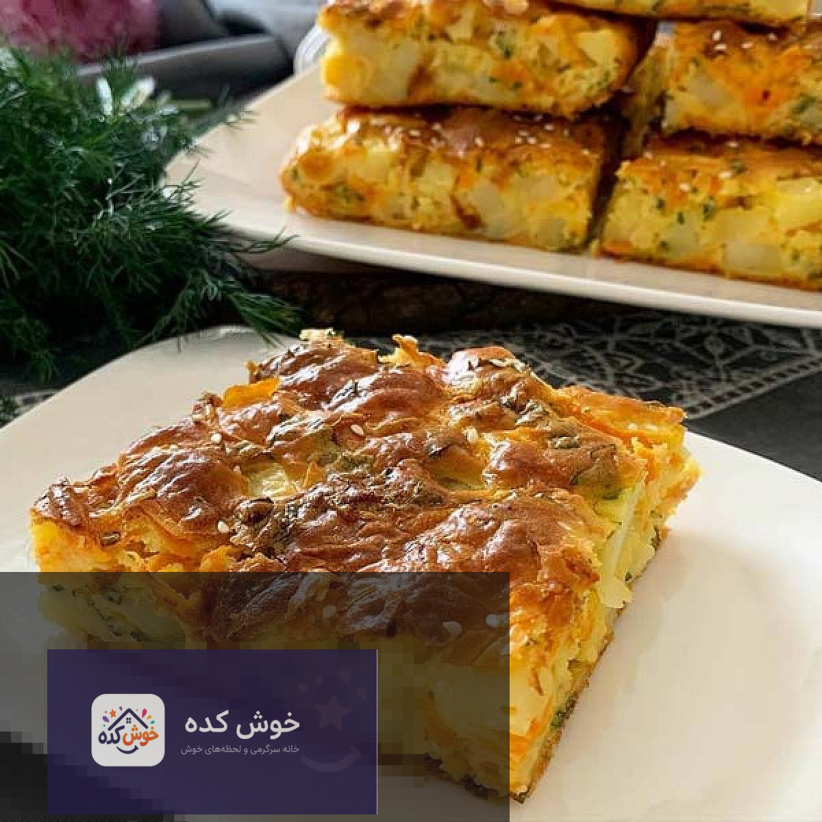 کیک سیب زمینی و سبزیجات خانگی کیک سیب زمینی و سبزیجات طلایی و برشته شده در سینی فر، آماده سرو
