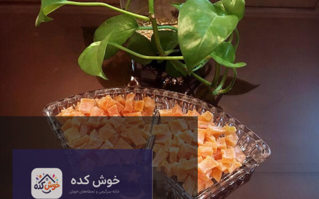 کدو شکری خانگی با رنگ نارنجی روشن و بافت پاستیلی، چیده شده روی سینی، آماده برای سرو در یلدا و نوروز