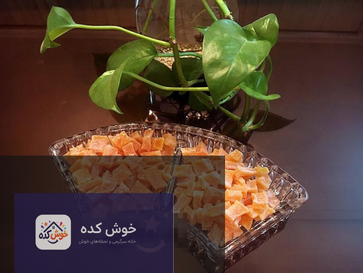 کدو شکری خانگی: شیرینی یلدایی و نوروزی کدو شکری خانگی با رنگ نارنجی روشن و بافت پاستیلی، چیده شده روی سینی، آماده برای سرو در یلدا و نوروز