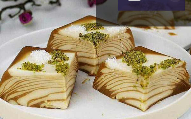 دسر تاتلی هزار و یک شب با لایه های کرم وانیلی، بیسکویت و پودر پسته، مناسب مهمانی ها