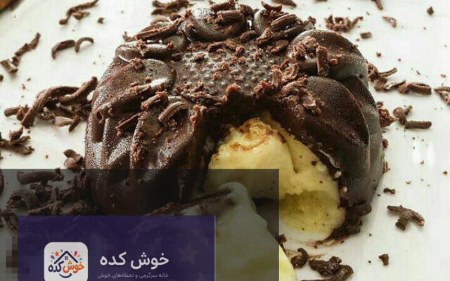 فرنی قالبی با روکش شکلات و تزیین پودر پسته، آماده سرو در ظرف شیشه ای