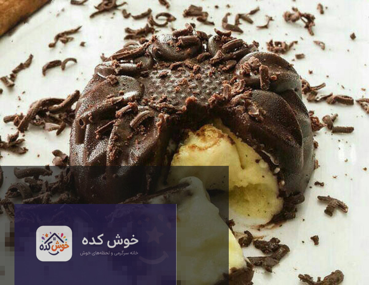 فرنی قالبی با روکش شکلات و تزیین پودر پسته، آماده سرو در ظرف شیشه ای