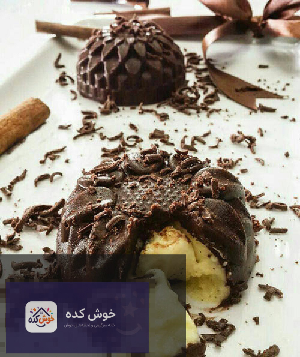 فرنی قالبی با روکش شکلات و تزیین پودر پسته در ظرف شیشه ای، نمایی نزدیک