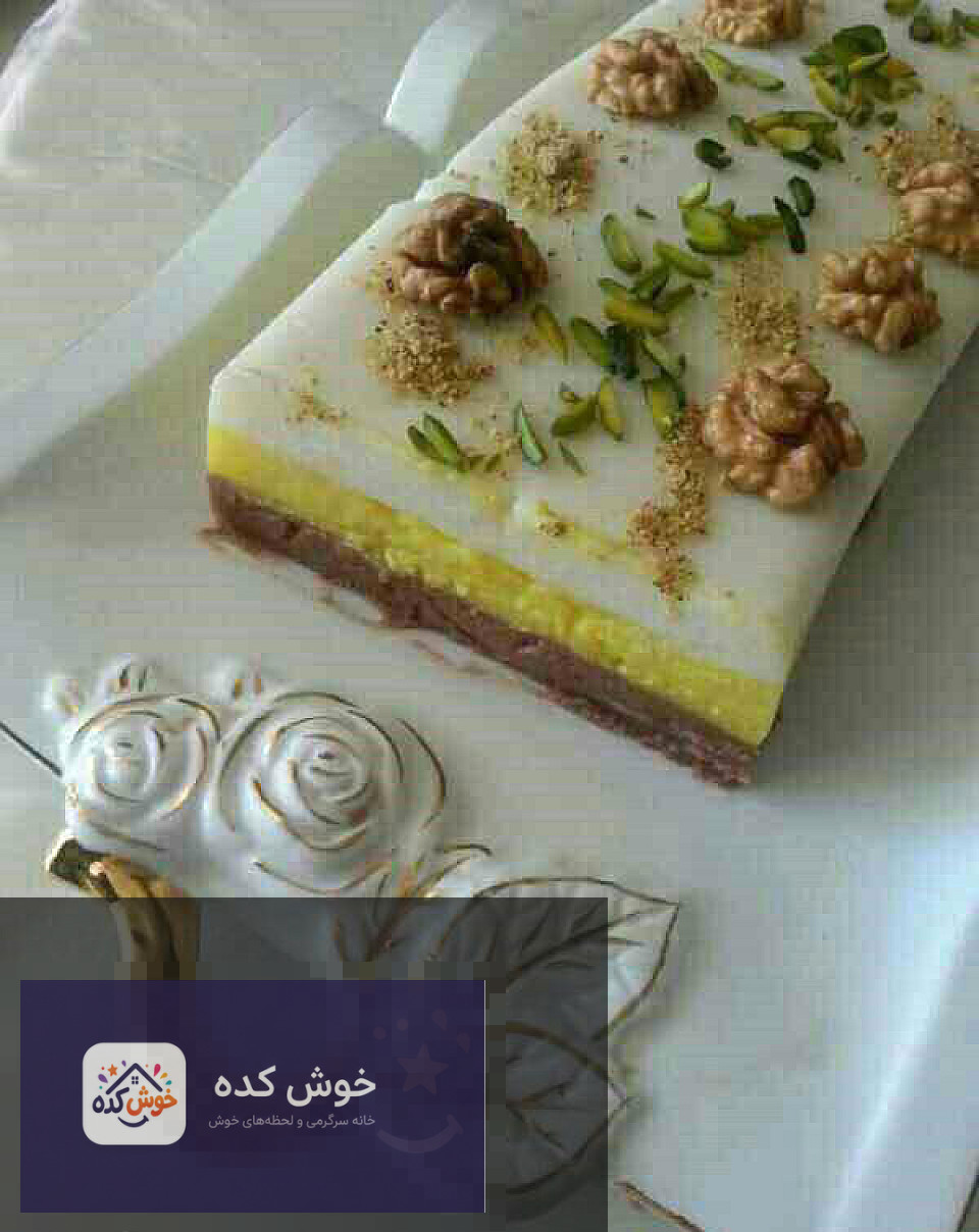فرنی سه رنگ مجلسی با تزیین خلال پسته و گل محمدی، دسری شیک و خوشمزه برای ماه رمضان