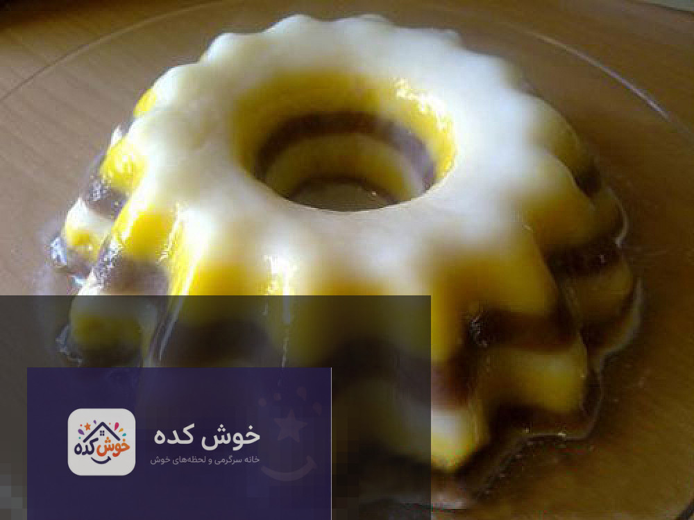 فرنی سه رنگ آماده سرو در ظرف شیشه‌ای، تزیین شده با پودر پسته و دارچین