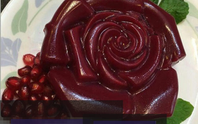 مسقطی انار سنتی با دانه‌های انار و خلال پسته، آماده سرو در ظرف شیشه‌ای