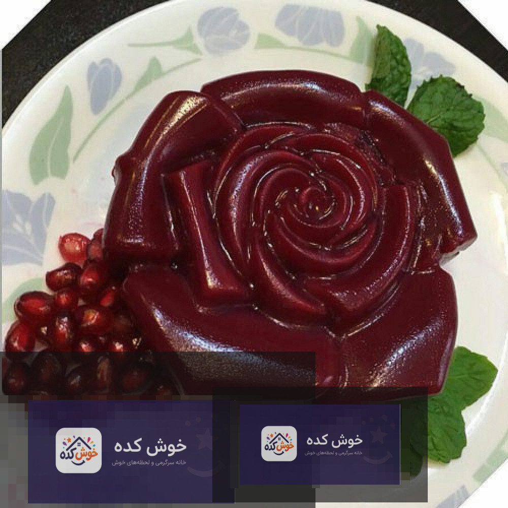 مسقطی انار سنتی با دانه‌های انار و خلال پسته، آماده سرو در ظرف شیشه‌ای