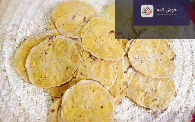 نان کشتا گیلانی سنتی با مغز سبزیجات معطر، آماده برای پخت، روی سطح چوبی