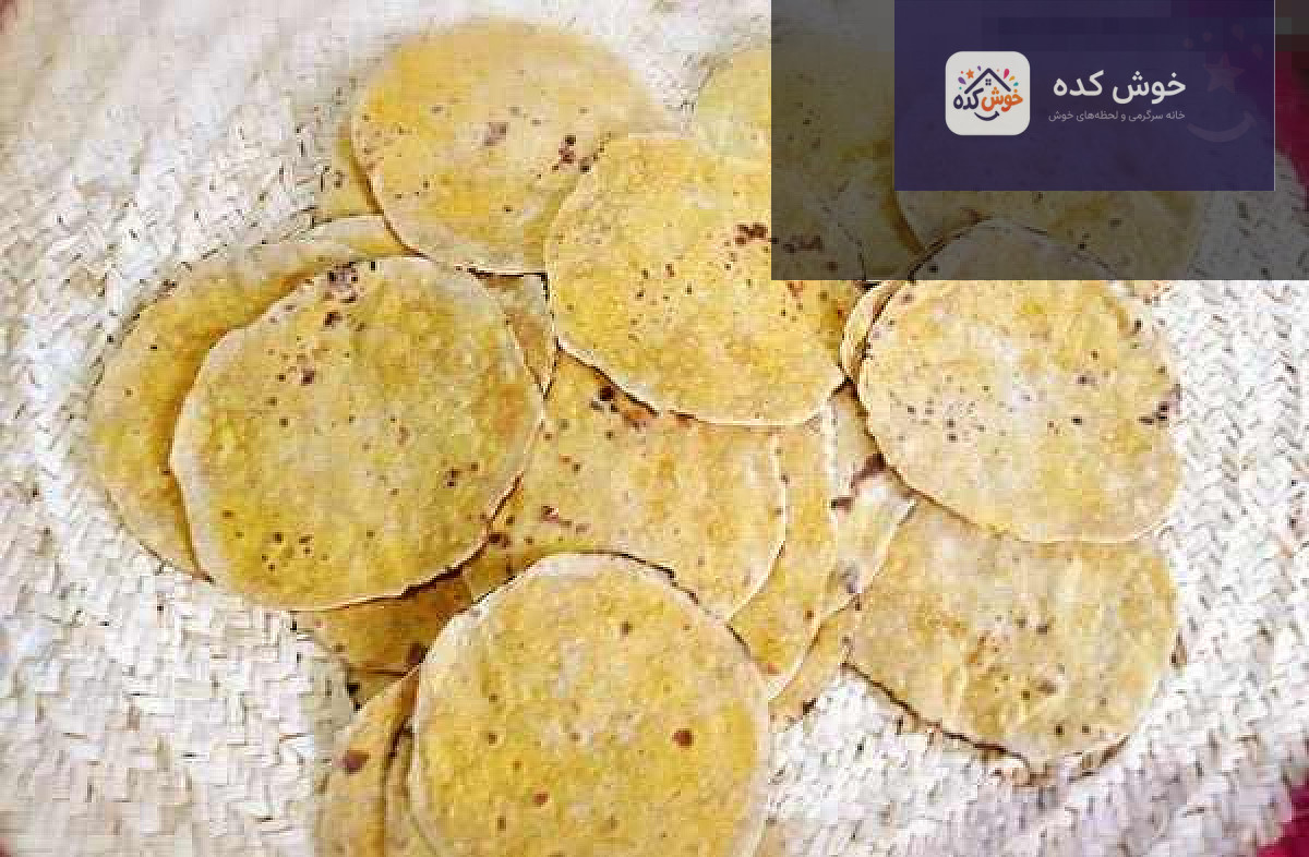 نان کشتا گیلانی سنتی با مغز سبزیجات معطر، آماده برای پخت، روی سطح چوبی