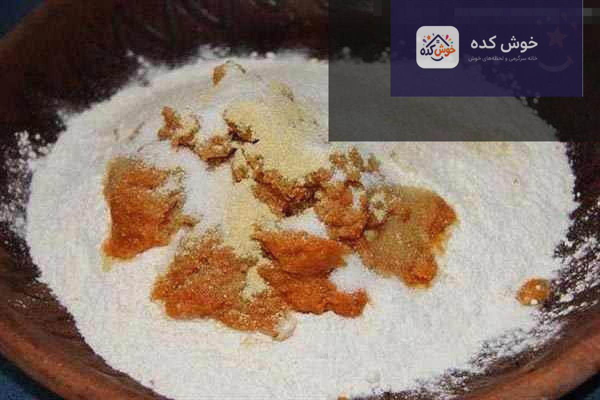 نمای نزدیک از بافت داخلی نان کشتا گیلانی با سبزیجات معطر و مغز پخته شده
