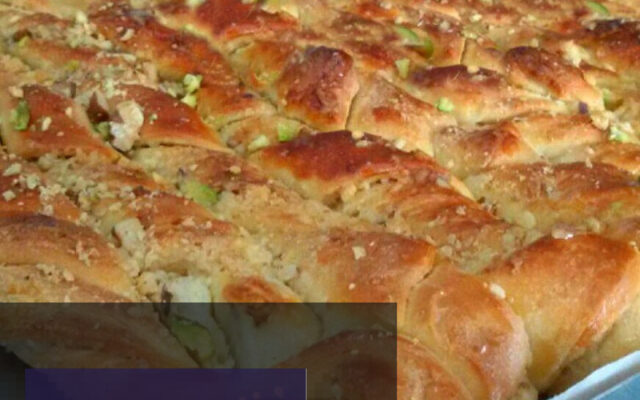 نان آچما ارده و گردو تازه پخته شده با کنجد و مغز گردو روی سطح چوبی، مناسب برای افطار