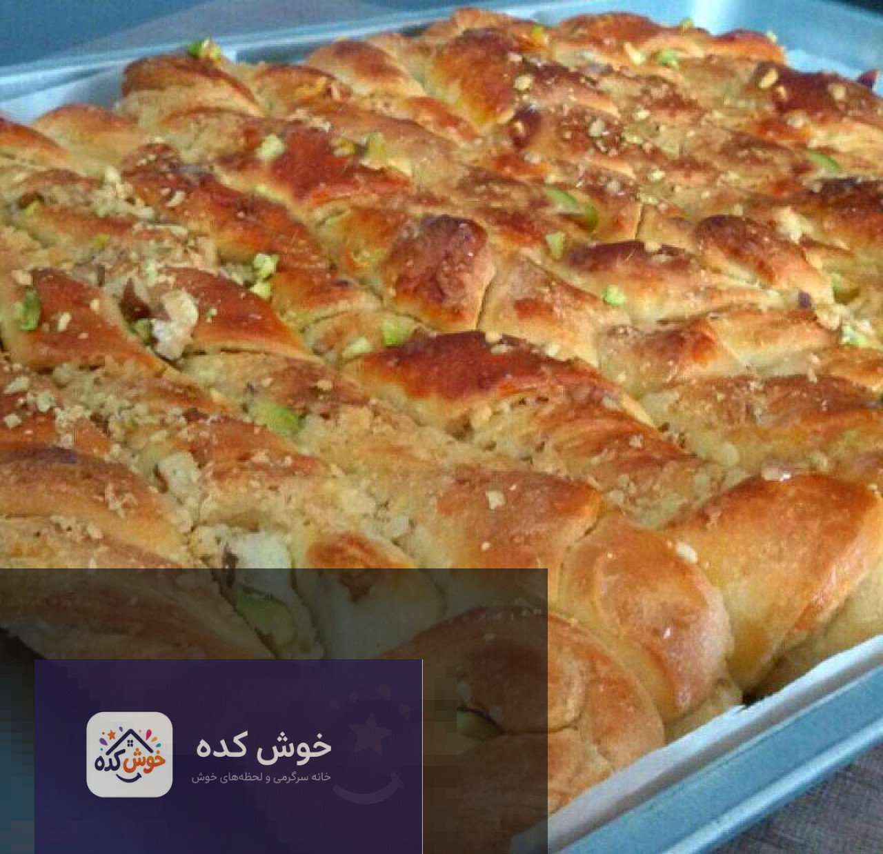 نان آچما ارده و گردو: مقوی و خوشمزه نان آچما ارده و گردو تازه پخته شده با کنجد و مغز گردو روی سطح چوبی، مناسب برای افطار