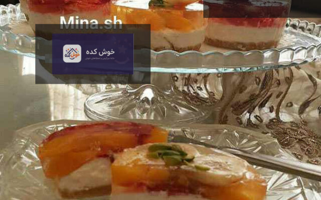 چیز کیک تک نفره مجلسی با لایه بیسکوییت و کرم پنیری سفید، تزئین شده با توت فرنگی و بلوبری تازه