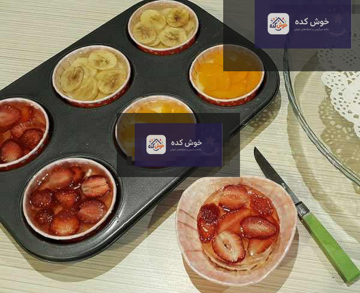چیز کیک تک نفره در لیوان شیشه ای با لایه های بیسکوییت، کرم پنیری و میوه های تازه شامل توت فرنگی و بلوبری
