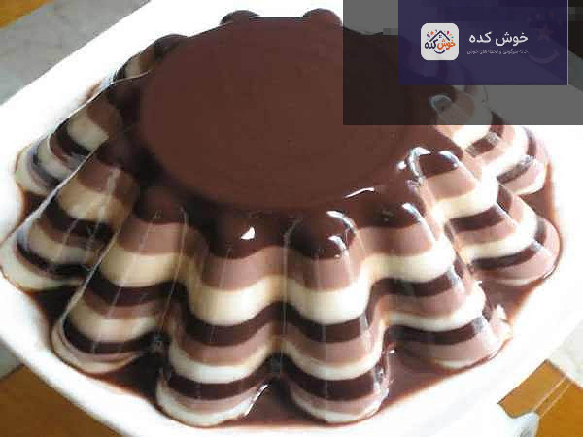 مراحل آمادهسازی ژله شکلاتی ژله شکلاتی سه رنگ در حال آمادهسازی، لایه اول در لیوان ریخته شده و در یخچال قرار گرفته است