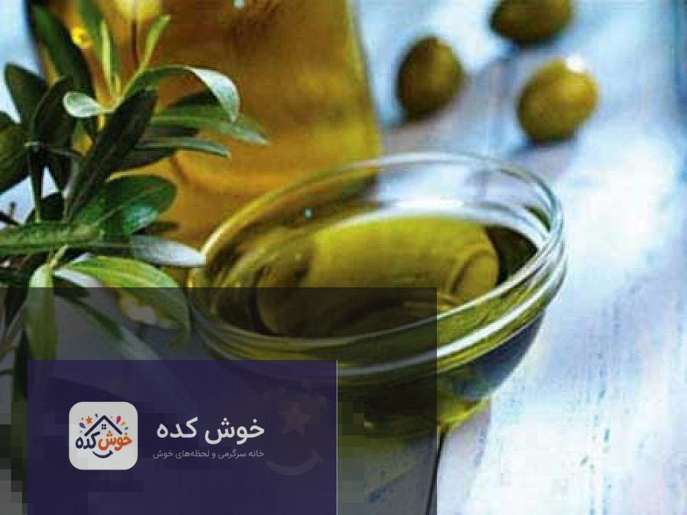 روغن زیتون خالص در یک بطری شیشه‌ای در کنار برگ‌های زیتون تازه، نشان‌دهنده فواید طبیعی برای پوست و مو.