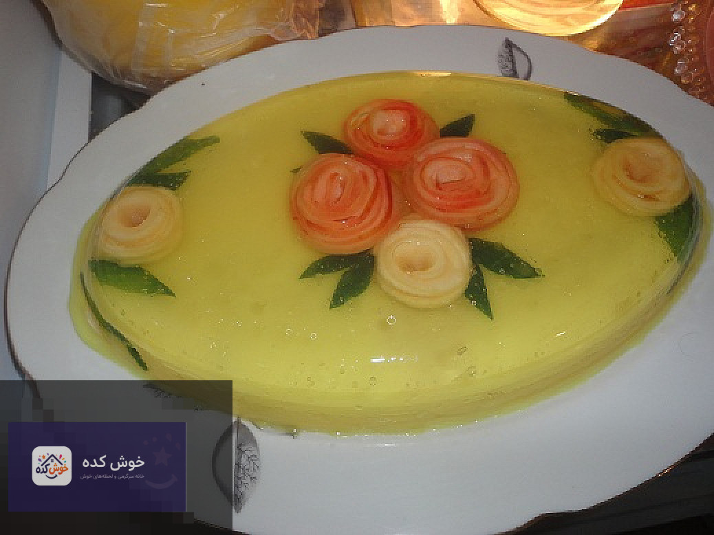 ژله رز سیب مجلسی با گلبرگ‌های سیب قرمز و ژله شفاف، مناسب برای مهمانی‌ها و دسر