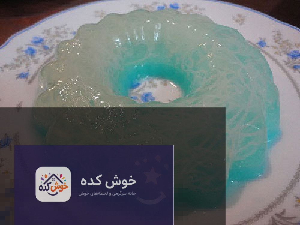 ژله فالوده شیرازی آماده شده در ظرف شیشه ای با لایه های فالوده و ژله، دسر سنتی و خوشمزه