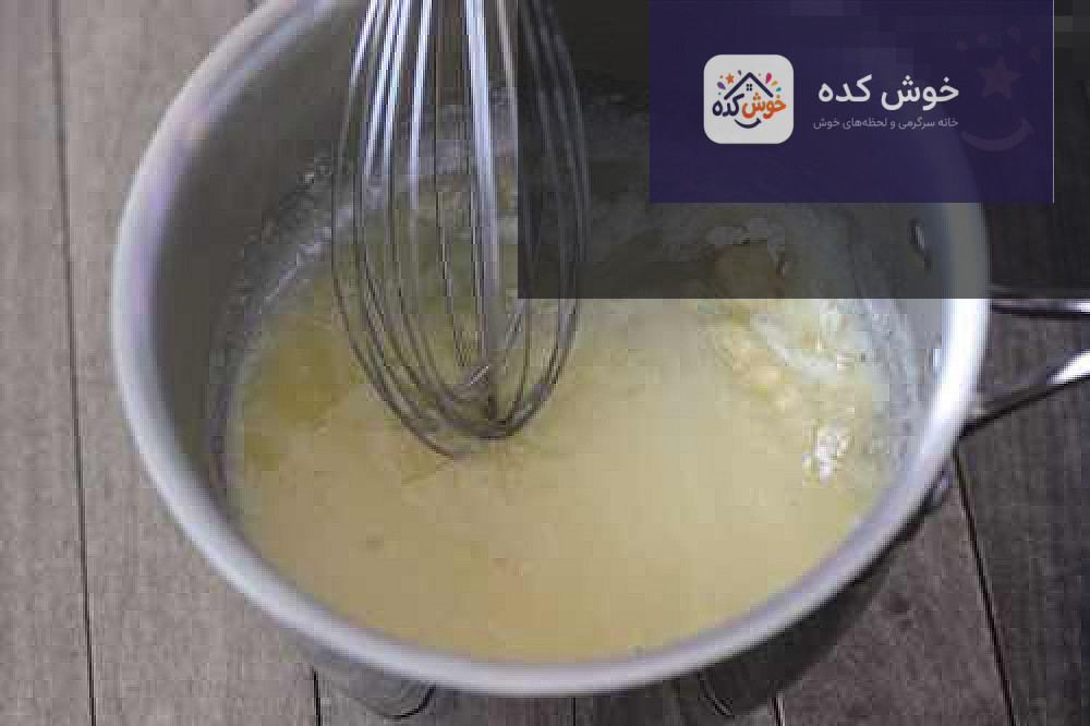 اشترودل صبحانه با پنیر و سبزیجات برشهای اشترودل صبحانه با فیلینگ پنیر و سبزیجات، آماده سرو در کنار نوشیدنی گرم
