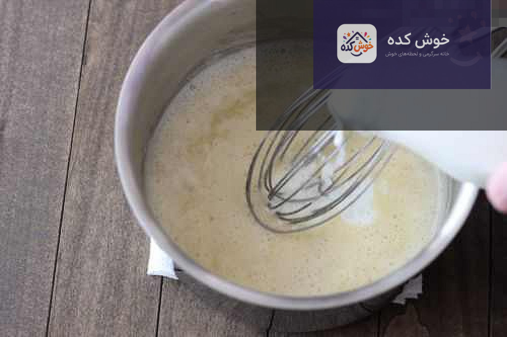 بافت اشترودل صبحانه خوش کده نمای نزدیک از بافت نرم و لایهای اشترودل صبحانه، با تزئین کنجد و سیاه دانه