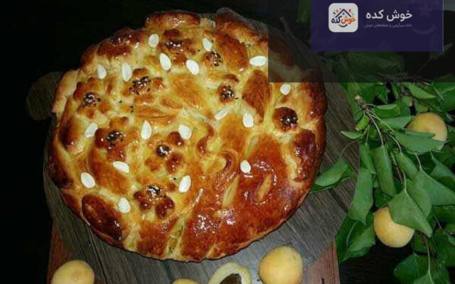 نان زردآلو خانگی با رویه طلایی و مغز نرم، برش خورده و آماده سرو، در کنار زردآلوهای تازه و برگ نعنا