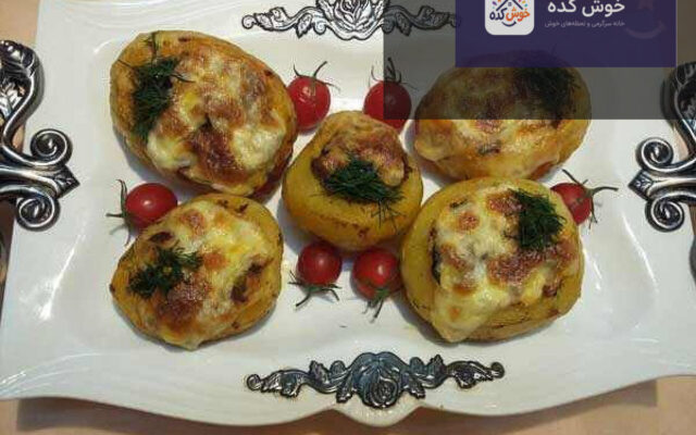 ژانتی (دلمه سیب‌زمینی) با تزیین جعفری و سس، آماده سرو به عنوان پیش‌غذا