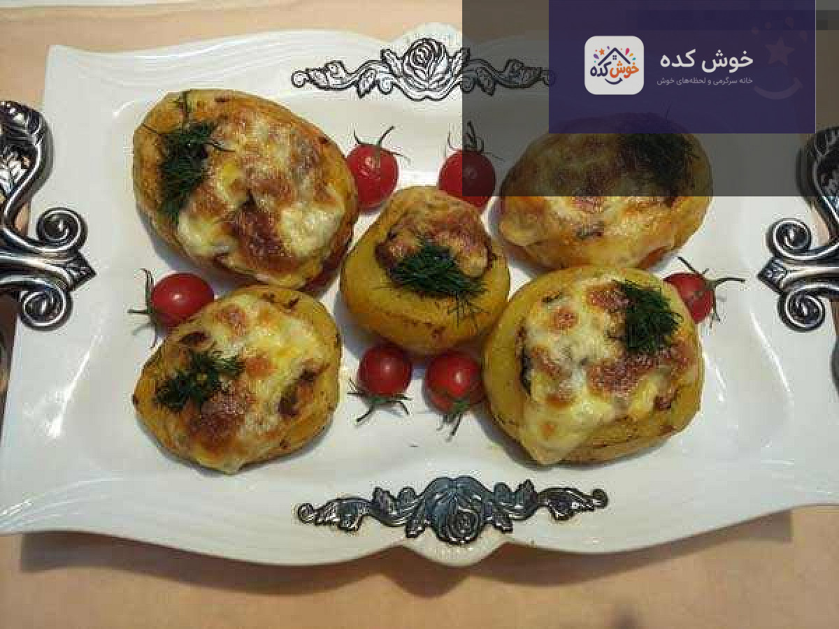 ژانتی (دلمه سیبزمینی) مجلسی ژانتی (دلمه سیبزمینی) با تزیین جعفری و سس، آماده سرو به عنوان پیشغذا