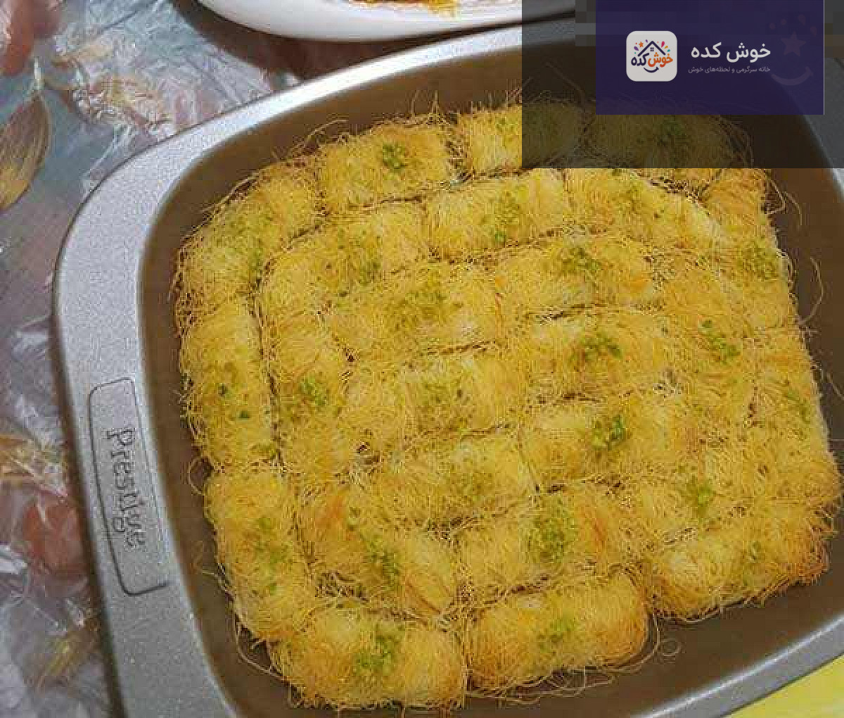 کنافه رولی با پنیر، دسری خوشمزه و اصیل، آماده سرو در ظرف چوبی