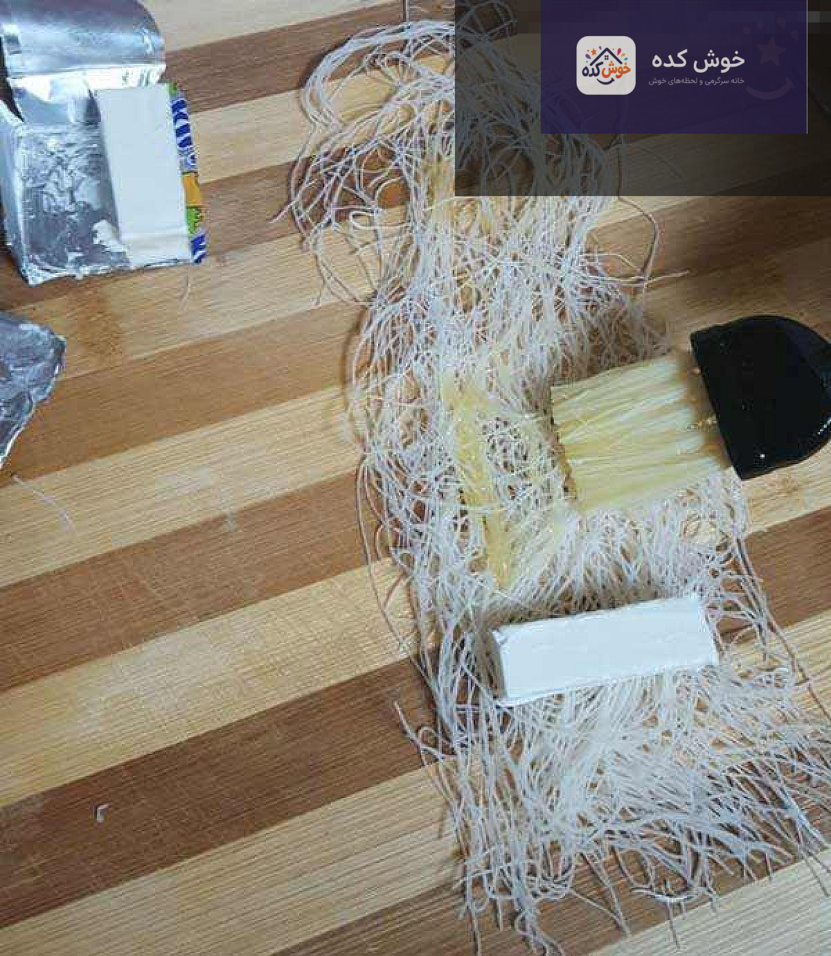کنافه رولی سنتی و خوشمزه، با شربت شیرین و پسته تزیین شده، در بشقاب سفید