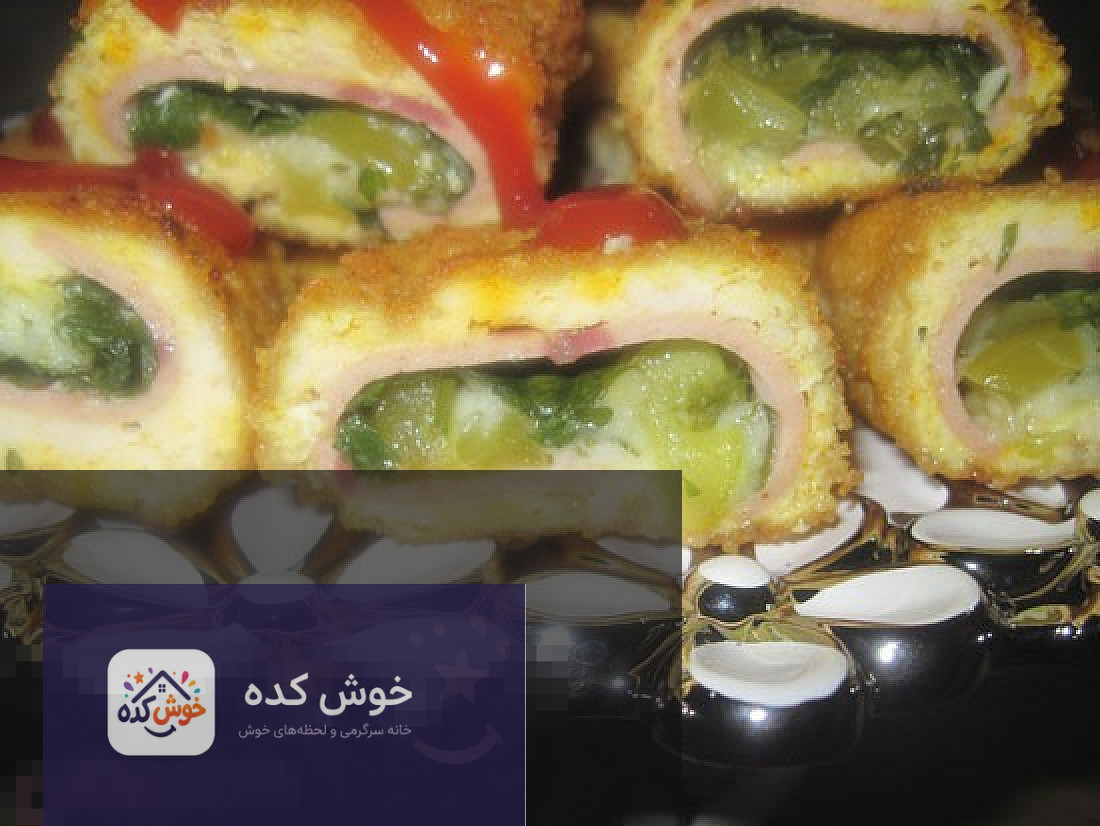 رولت مرغ چرخ کرده بدون فر تصویری از رولت مرغ چرخ کرده آماده سرو، برش خورده و تزیین شده با سبزیجات تازه
