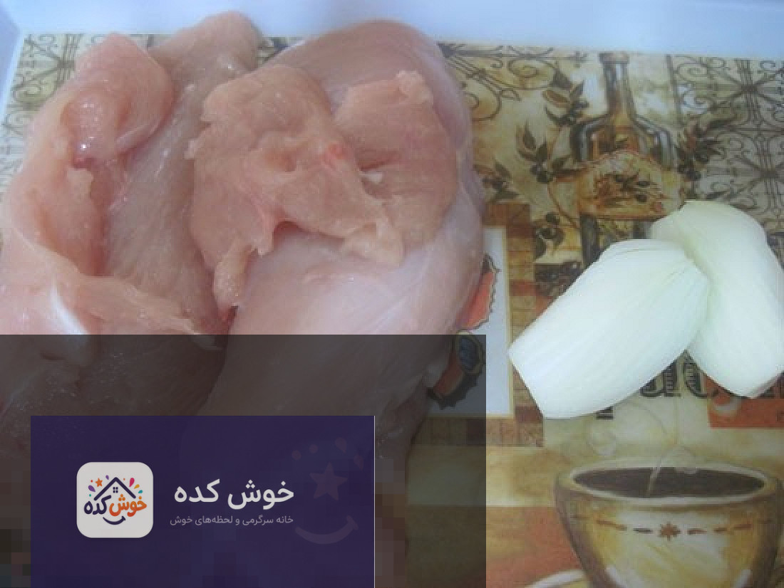 برش های رولت مرغ چرخ کرده نمای نزدیک از برش های رولت مرغ چرخ کرده پخته شده، با بافتی آبدار و طلایی