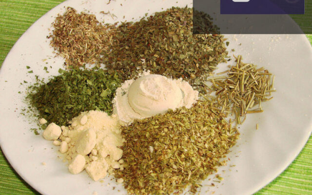 نمایی نزدیک از ادویه خشک ایتالیایی معطر در یک کاسه چوبی، آماده برای استفاده در سس‌های خانگی
