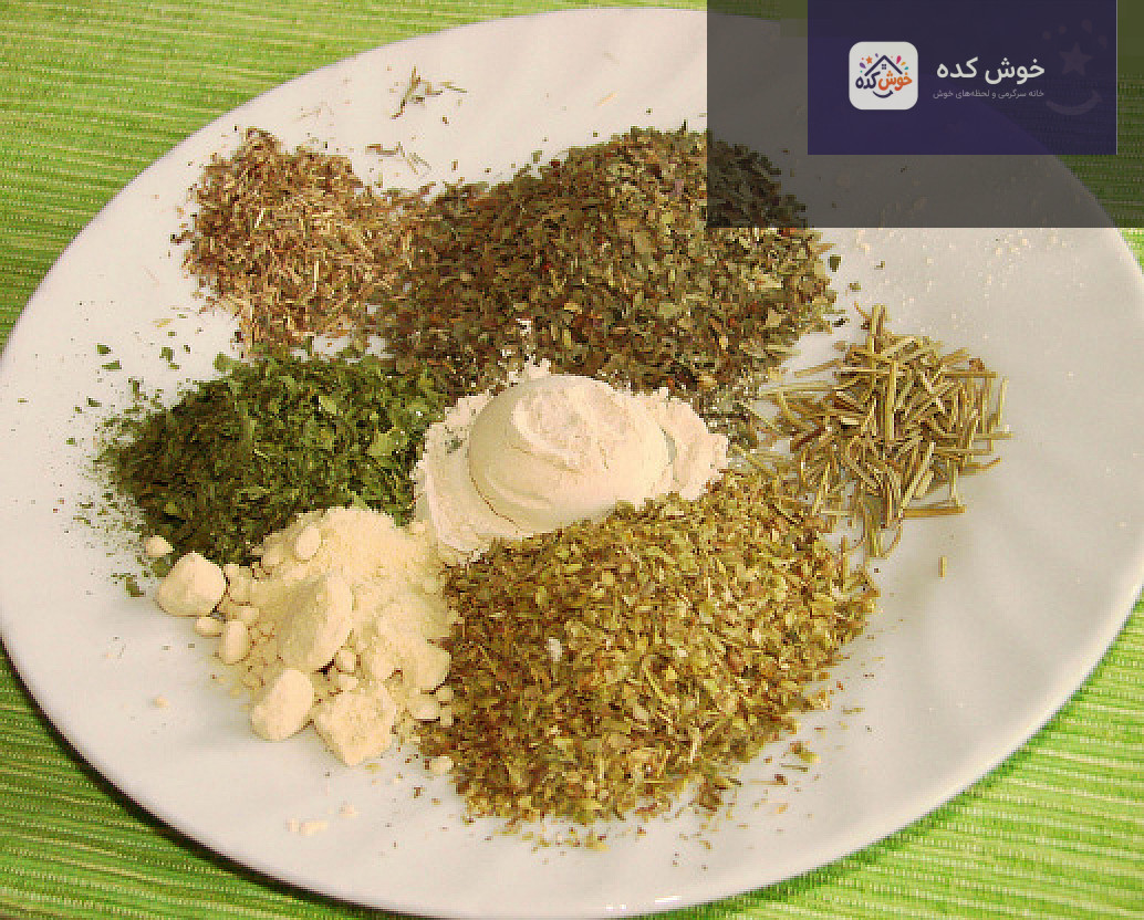 نمایی نزدیک از ادویه خشک ایتالیایی معطر در یک کاسه چوبی، آماده برای استفاده در سس‌های خانگی