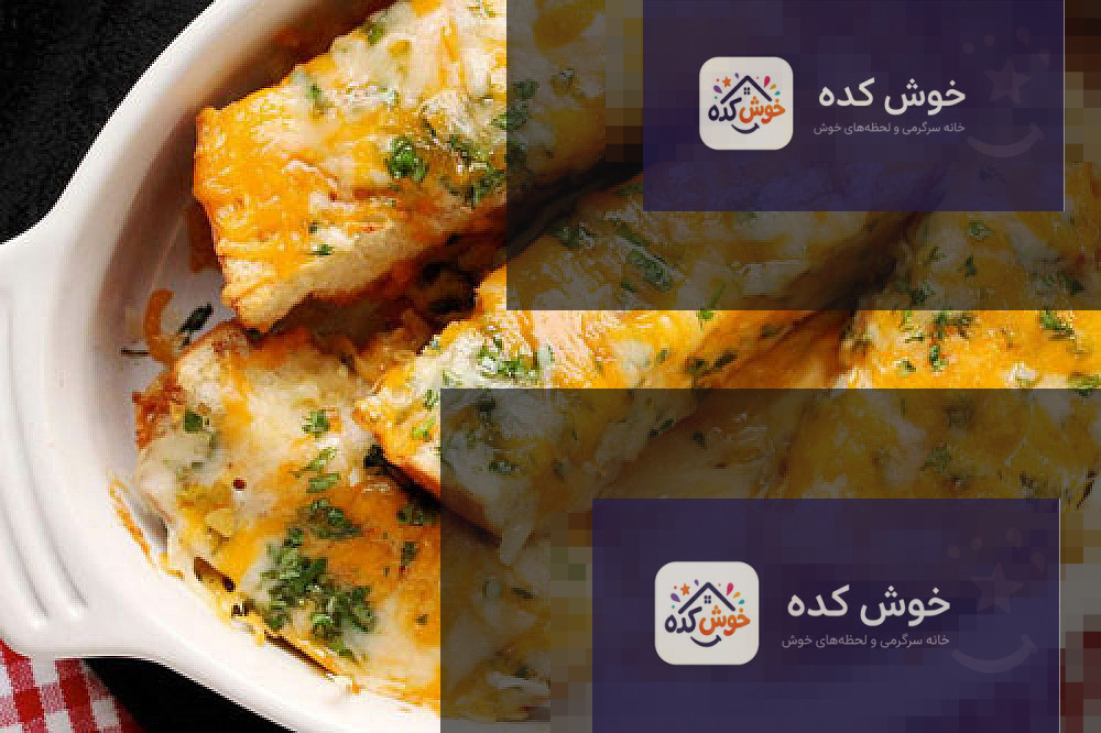 نان سیر و ریحان پنیری خوشمزه نان سیر و ریحان پنیری خانگی تازه پخته شده با رویه طلایی و پنیر ذوب شده، آماده سرو