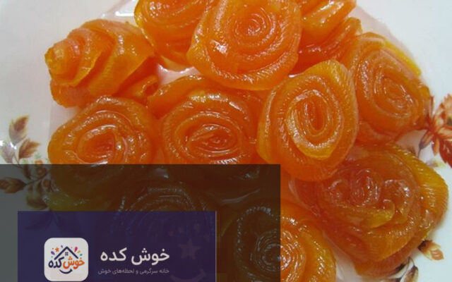 هویج های تراشیده شده به شکل گل رز آماده برای پخت مربا، چیده شده در یک ظرف