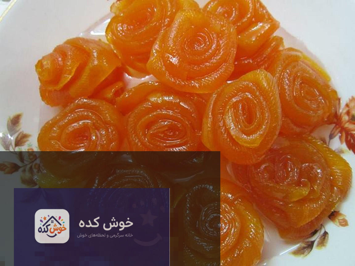هویج های رز شده برای مربا هویج های تراشیده شده به شکل گل رز آماده برای پخت مربا، چیده شده در یک ظرف