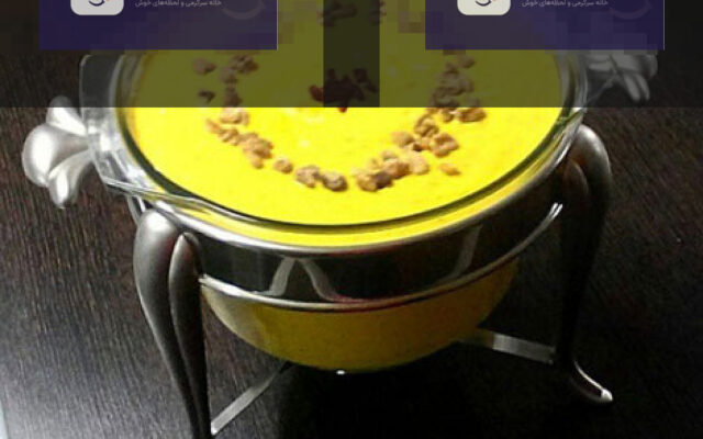 خورشت ماست هندی با تزیین گشنیز و فلفل قرمز، آماده سرو در کاسه سفالی