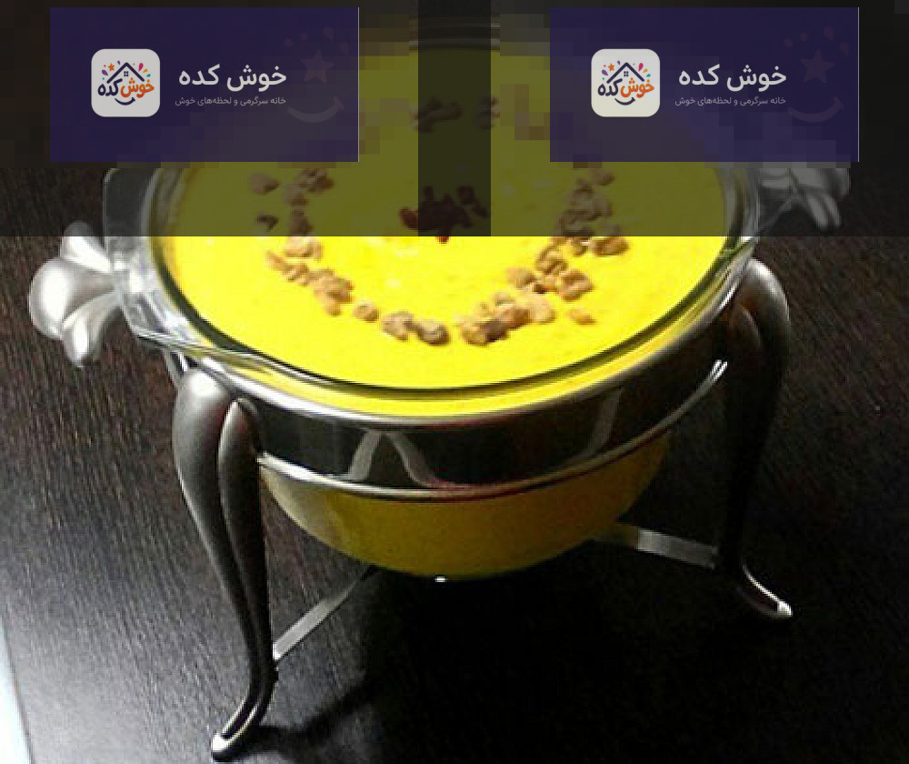 خورشت ماست هندی با تزیین گشنیز و فلفل قرمز، آماده سرو در کاسه سفالی