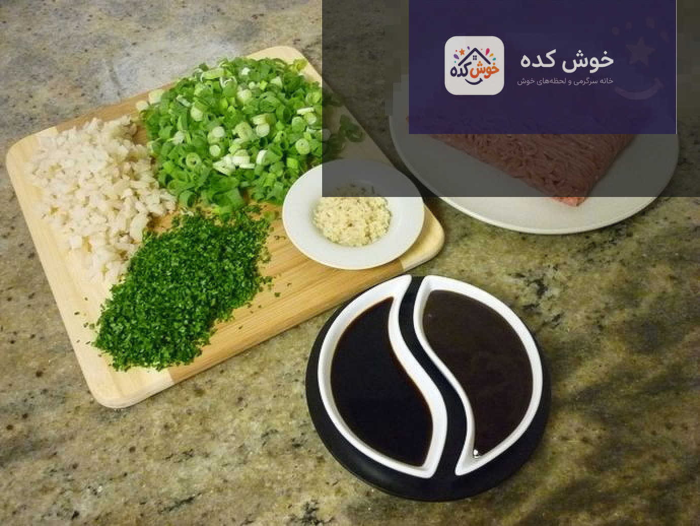 مراحل پخت سان چوی بو: تفت دادن گوشت و سبزیجات در تابه بزرگ