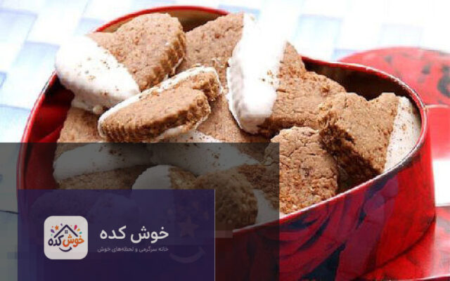 بیسکویت دو رنگ خانگی با طرح‌های مارپیچ و شطرنجی، آماده سرو در کنار چای یا قهوه