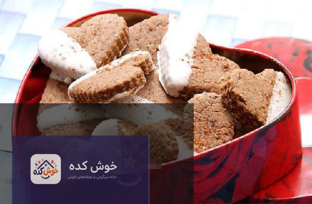 بیسکویت دو رنگ خانگی بیسکویت دو رنگ خانگی با طرحهای مارپیچ و شطرنجی، آماده سرو در کنار چای یا قهوه