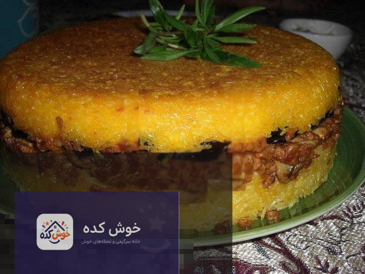ته چین قارچ و بادمجان گیاهی با تزیین زرشک و خلال بادام، آماده سرو در ظرف پیرکس