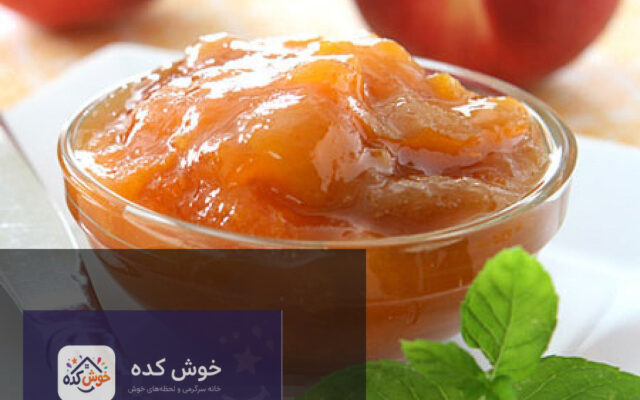 مربای هلوی خانگی در ظرف شیشه‌ای با قاشق چوبی، مناسب برای افطار و سحری ماه رمضان