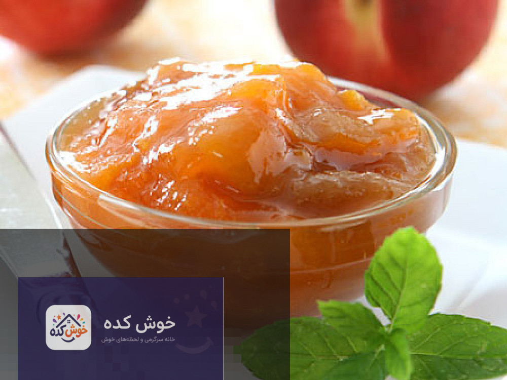 مربای هلو خانگی مربای هلوی خانگی در ظرف شیشهای با قاشق چوبی، مناسب برای افطار و سحری ماه رمضان